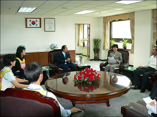 최순영 의원은 김신호 대전시교육감과 면담을 갖고, 장애인교육권연대와 동명중학교 문제 해결을 촉구했다. 